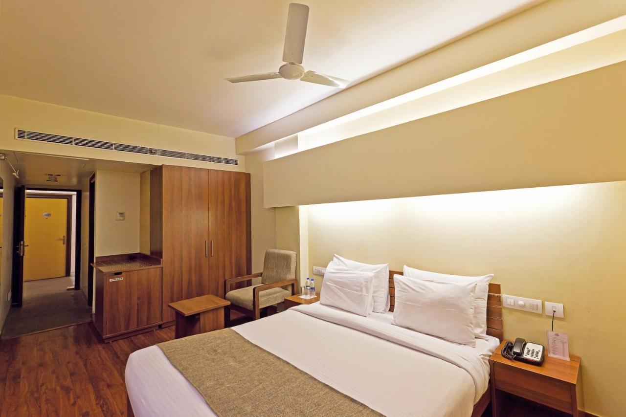 Whispering Palms Hotel Jaipur Exterior photo